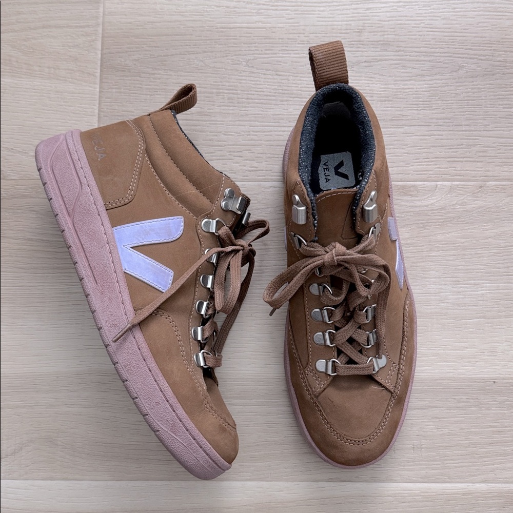 VEJA - Gender Inclusive Roraima High Top Sneaker - Picture 5 of 12